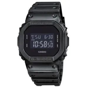 Ρολόι CASIO DW-5600UBB-1ER G-Shock με ψηφιακό καντράν και μαύρο καουτσούκ λουράκι.