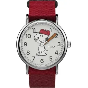 Ρολόι TIMEX TW2R41400 Weekender X Peanuts - Snoopy με λευκό καντράν και κόκκινο υφασμάτινο λουράκι.